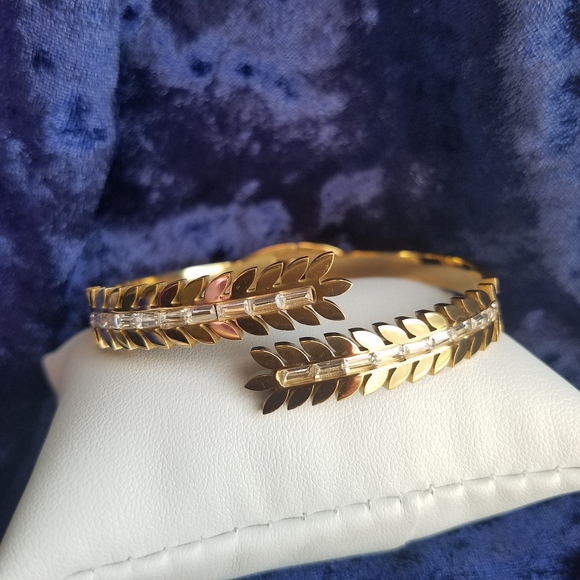 Swarovski Elements Gold Tone Stainless Open Bangle Cuff Bracelet NEW - Picture 3 of 10